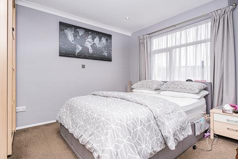 24a Barnard Gardens, Hayes, UB4 9ER