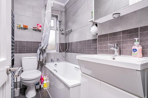 24a Barnard Gardens, Hayes, UB4 9ER