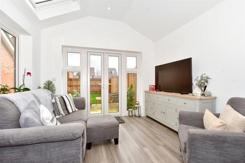 4 bedroom end of terrace house for sale, Goshawk Drive, Chichester, West Sussex