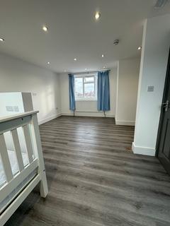 1 bedroom in a house share to rent, Bulstrode Avenue, Hounslow TW3
