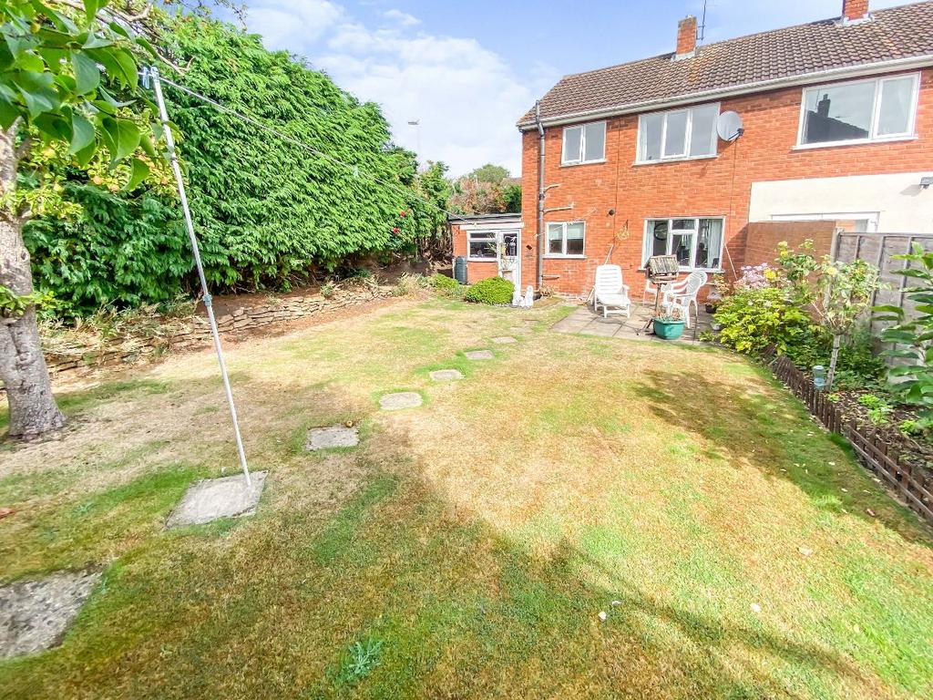 Granville Drive, Kingswinford 3 bed semidetached house £243,000
