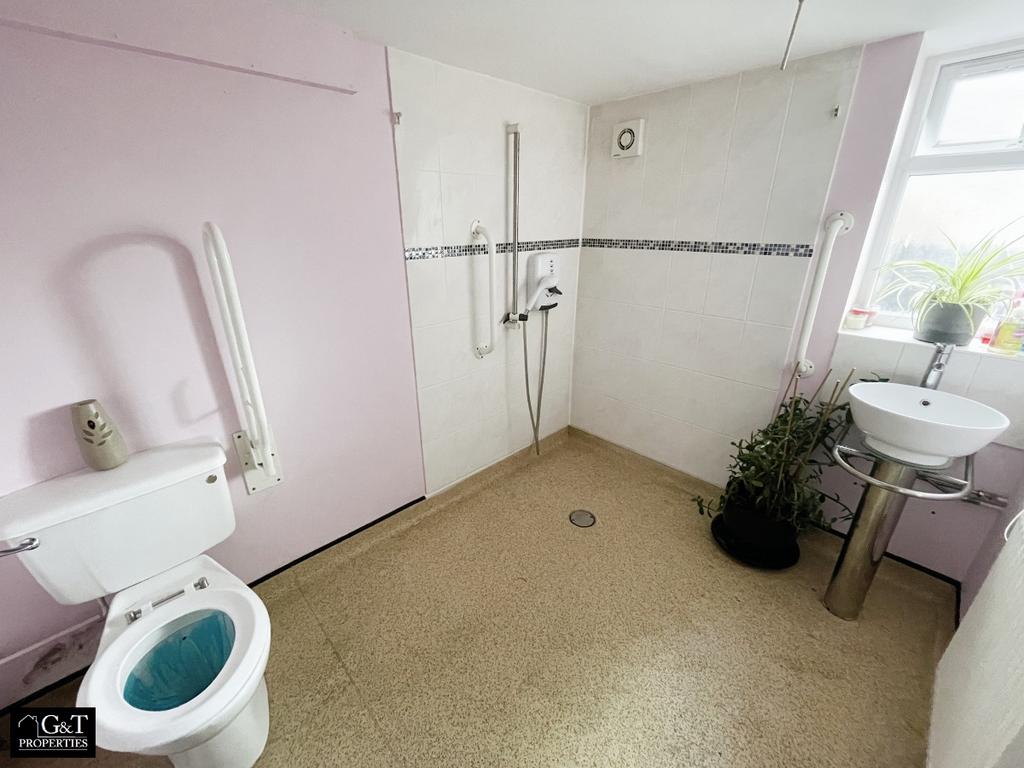 Downstairs En-Suite