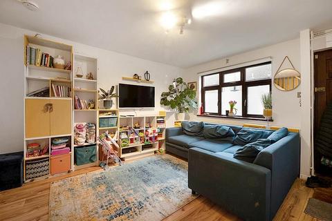 17 Truesdale Road, London, E6 5PT