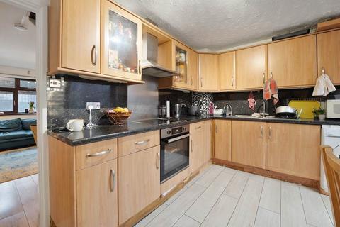 17 Truesdale Road, London, E6 5PT