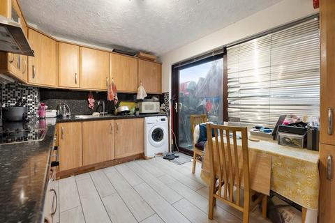 17 Truesdale Road, London, E6 5PT