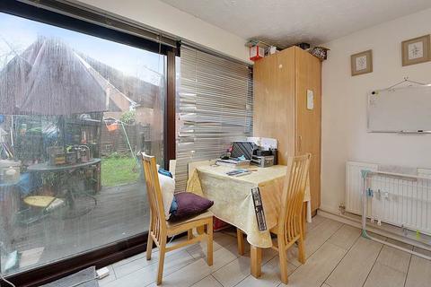 17 Truesdale Road, London, E6 5PT