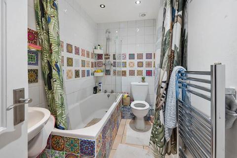 17 Truesdale Road, London, E6 5PT