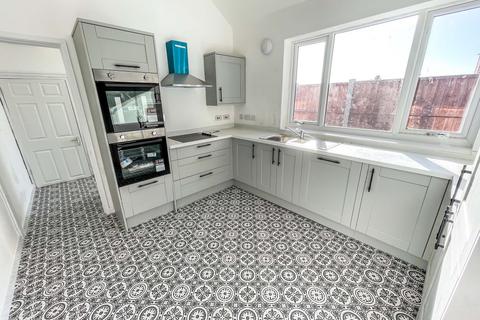 Studio to rent, Victoria Road, Brierley Hill
