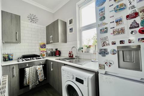 38b Alphington Road, Exeter, EX2 8HS