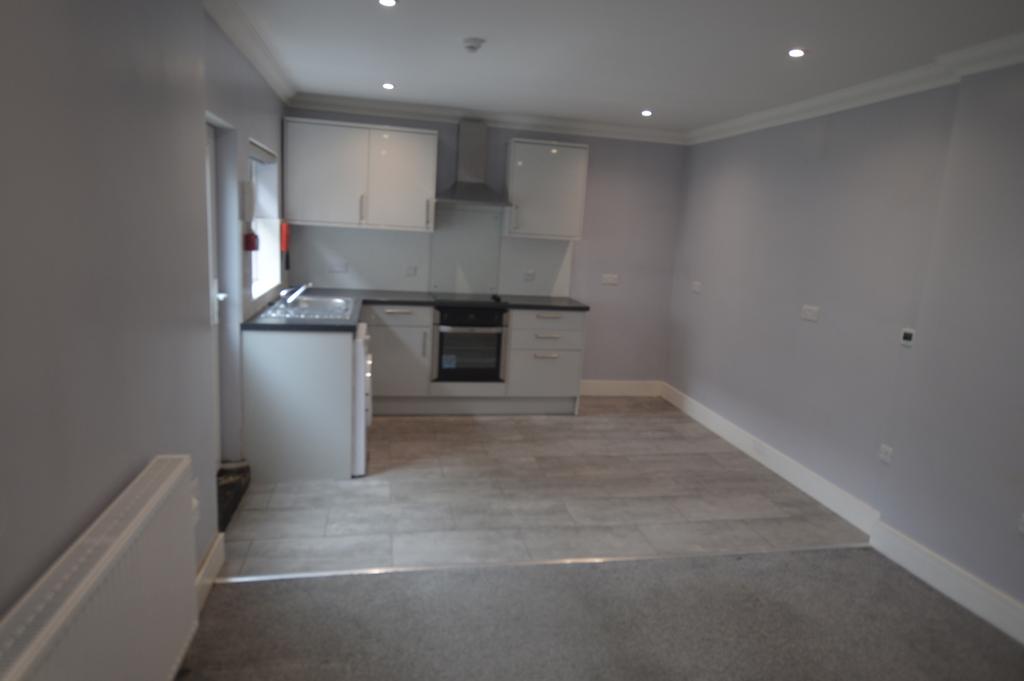 Bournemouth Road Parkstone, Poole... 1 bed flat to rent £1,100 pcm (£254 pw)