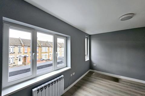 1 bedroom in a house share to rent - South Street Room 3 Enfield EN3 4JZ
