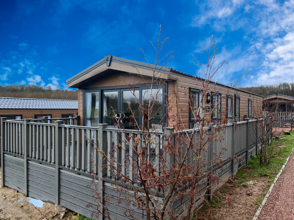 Swallow Lakes, Gloucester GL17 2 bed park home for sale £135,000