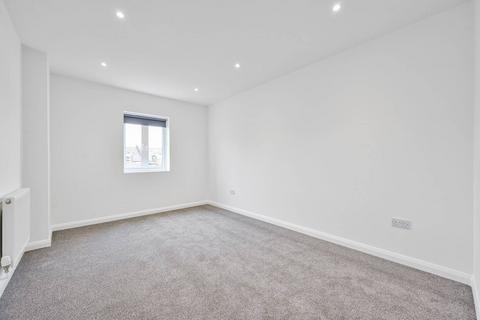 2 bedroom flat to rent, Brownhill Road, Catford, London, SE6