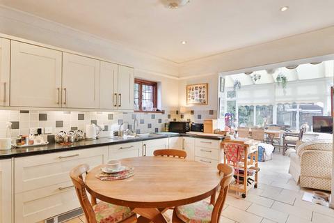 27 Cotsford Avenue, New Malden, KT3 5EU