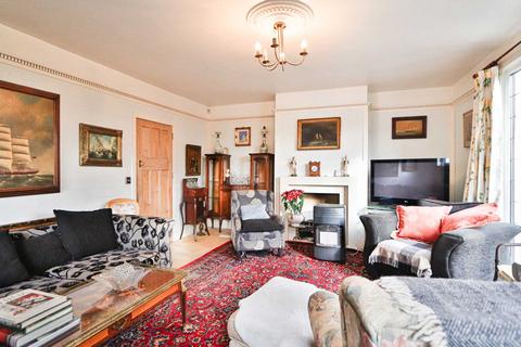 27 Cotsford Avenue, New Malden, KT3 5EU