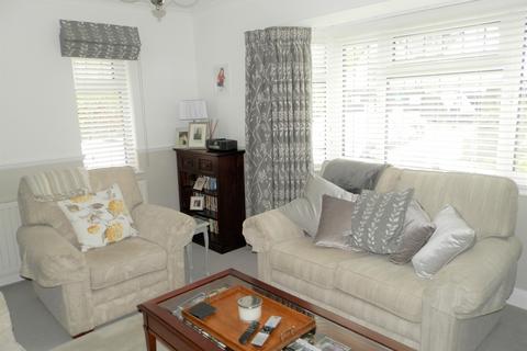 33 Holden Way, Upminster, RM14 1BT