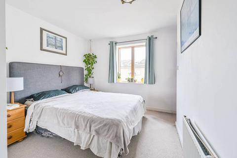 2 bedroom flat to rent, Clock View Crescent, Islington, London, N7