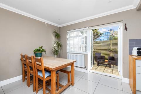 4 Flag Square, Shoreham-by-sea, BN43 5RZ