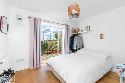 4 Flag Square, Shoreham-by-sea, BN43 5RZ