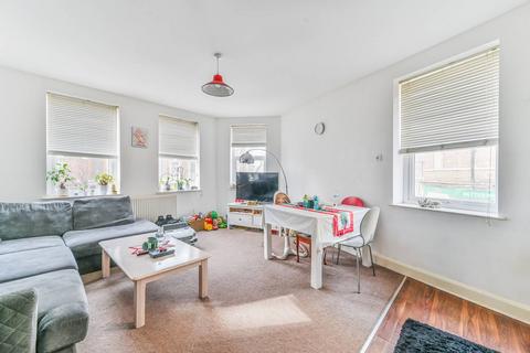 2 bedroom flat to rent, London Road, Norbury, London, SW16