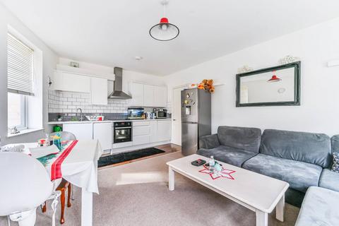 2 bedroom flat to rent, London Road, Norbury, London, SW16