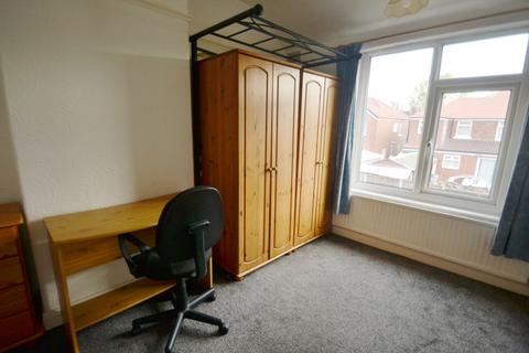 4 bedroom terraced house to rent, Victoria Road, Manchester M14