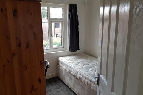 4 bedroom terraced house to rent, Victoria Road, Manchester M14