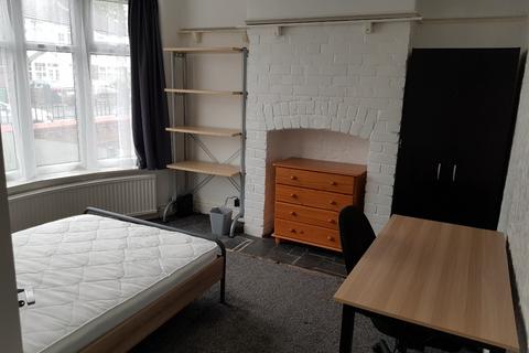 3 bedroom terraced house to rent, Victoria Road, Manchester M14