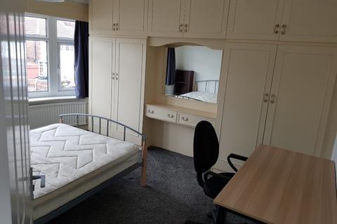 3 bedroom terraced house to rent, Victoria Road, Manchester M14