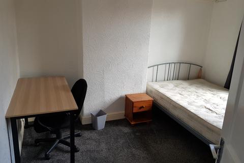 3 bedroom terraced house to rent, Victoria Road, Manchester M14