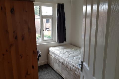 3 bedroom terraced house to rent, Victoria Road, Manchester M14