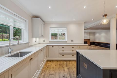 5 bedroom detached house to rent - Chiltern Hills Road, Beaconsfield, HP9