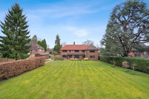5 bedroom detached house to rent, Chiltern Hills Road, Beaconsfield, HP9