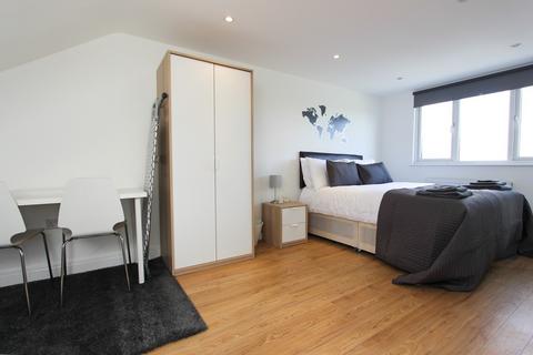 1 bedroom in a house share to rent - Burnley Road, NW10