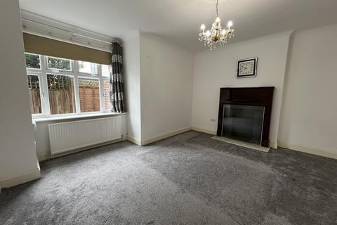 3 bedroom apartment to rent, Queens Road, London NW4