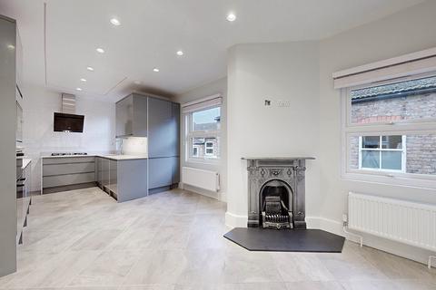 3 bedroom flat to rent - North View Road, London, N8