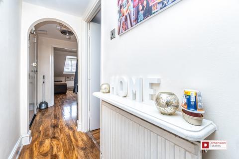 Flat B, 61 Kenninghall Road, London, E5 8BS