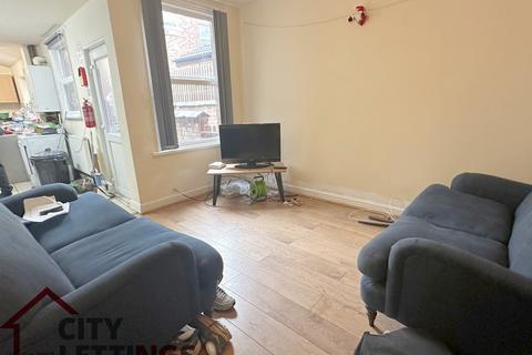 6 bedroom terraced house to rent, Kimbolton Avenue Nottingham NG7