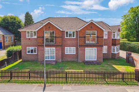 1 bedroom apartment to rent, Farnham Common: 1 bedroom First Floor Apartment £1295