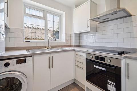 1 bedroom apartment to rent, Farnham Common: 1 bedroom First Floor Apartment £1295