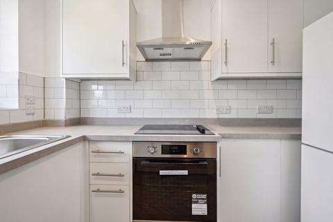 1 bedroom apartment to rent, Farnham Common: 1 bedroom First Floor Apartment £1295