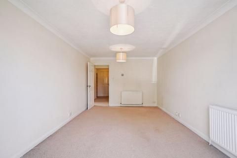 1 bedroom apartment to rent, Farnham Common: 1 bedroom First Floor Apartment £1295