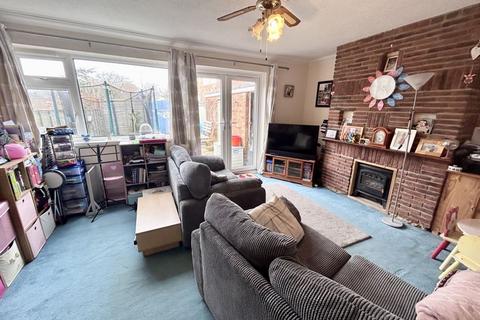 3 bedroom terraced house for sale, Venner Avenue, Cowes