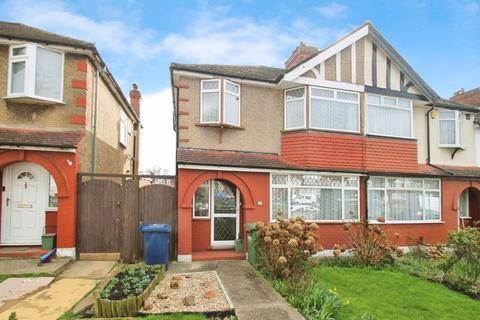 3 bedroom terraced house for sale, The Fairway, Northolt
