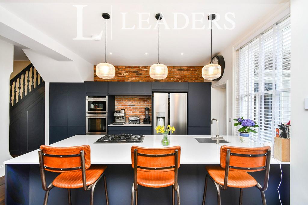 Tennis Road, Hove 3 bed semidetached house to rent £3,300 pcm (£762 pw)