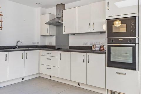 2 bedroom flat for sale, Addington Road, Sanderstead, Surrey, CR2 8AX