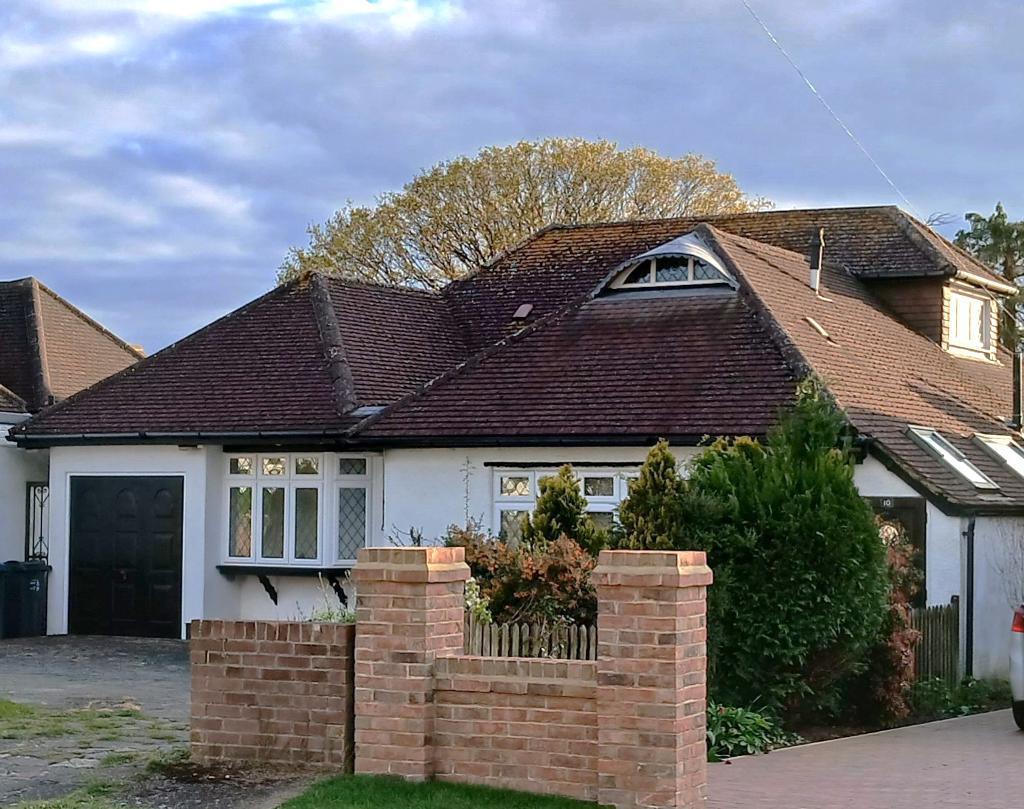 Mitchley View, Sanderstead, CR2 9HQ 5 bed detached house £800,000