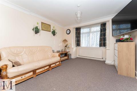 3 bedroom end of terrace house for sale, Clevedon Gardens, Hounslow TW5