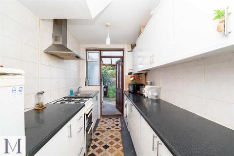 3 bedroom end of terrace house for sale, Clevedon Gardens, Hounslow TW5