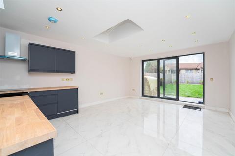 2 bedroom semi-detached bungalow for sale, Beaufort Gardens, Hounslow TW5